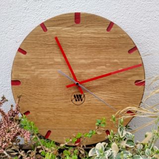 Designové, ručně vyráběné dubové nástěnné hodiny, které jsou opatřené strojkem s tichým chodem. Vyrobené v malé dílně s...