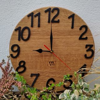 Další dubový kousek vyrobený na přání, průměr 30 cm, černé číslice, ručičky v kombinaci černé a červené barvy. Najdete v...