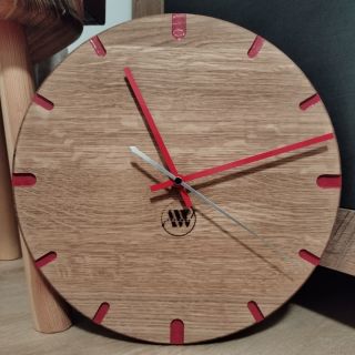 Ručně vyráběné designové nástěnné hodiny z masivního dubového dřeva s červenými drážkami o hloubce cca 3 mm, na výběr...